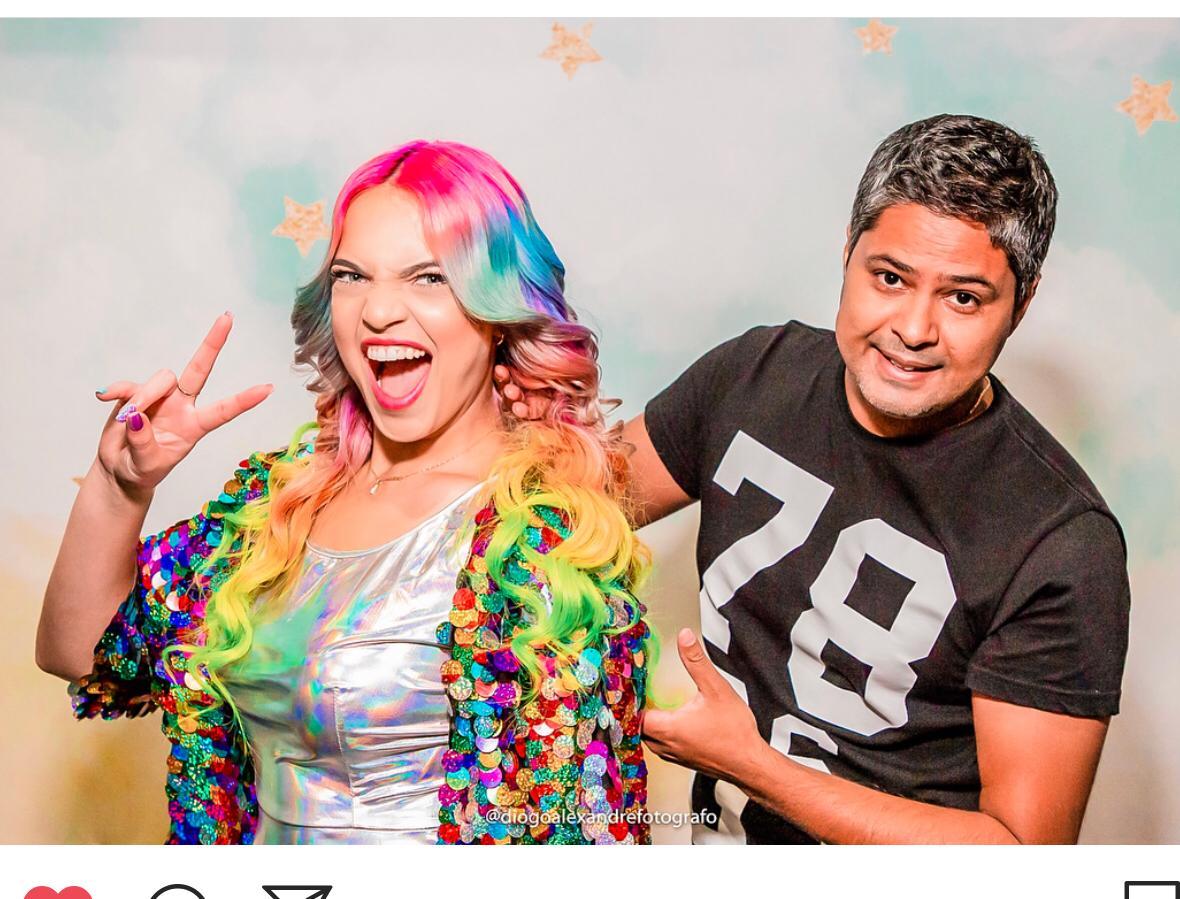 Conheça o hairstylist por trás dos cabelos coloridos da Anna Layza