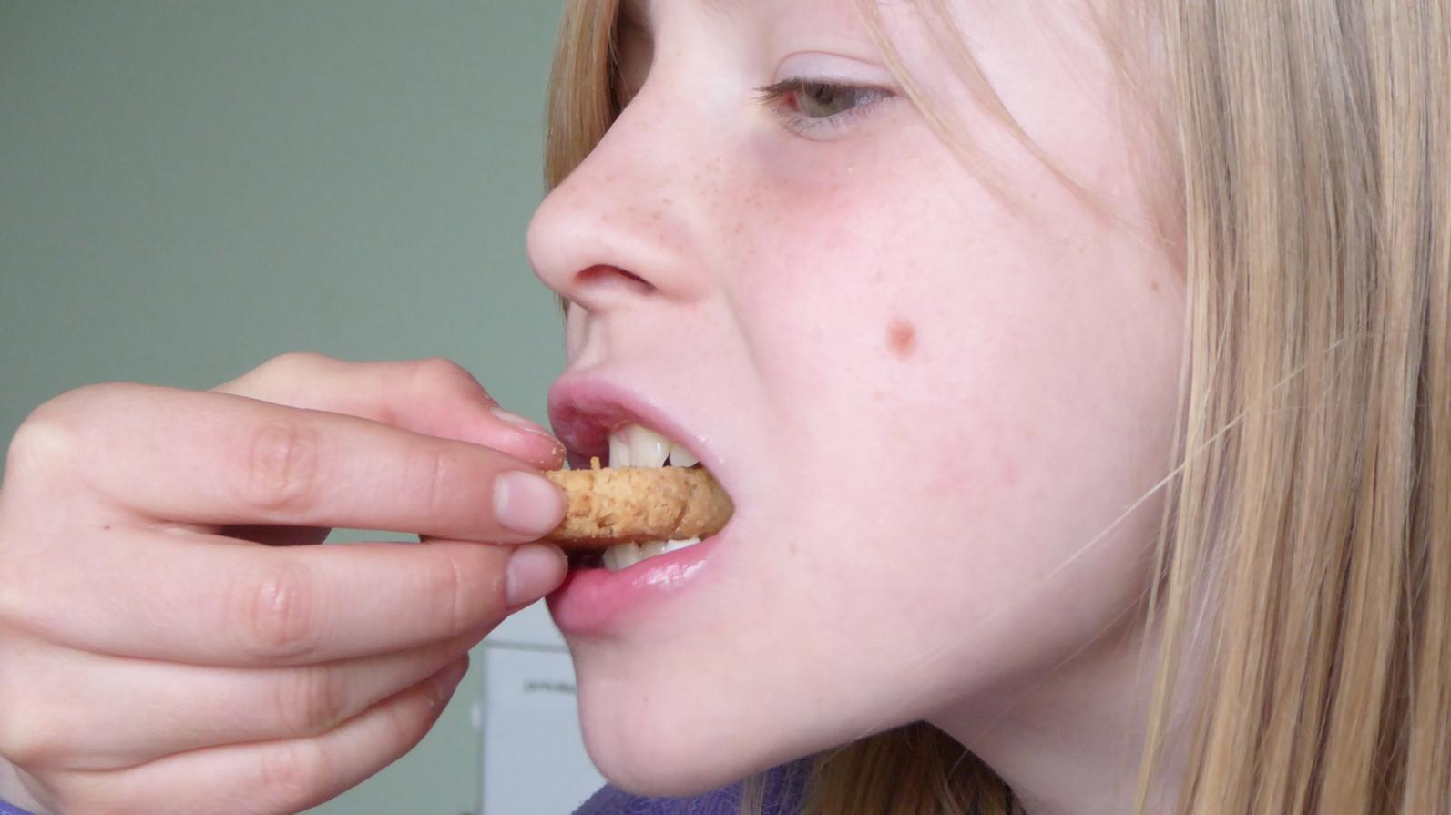 Além da falta de educação, comer de boca aberta pode fazer muito mal à saúde