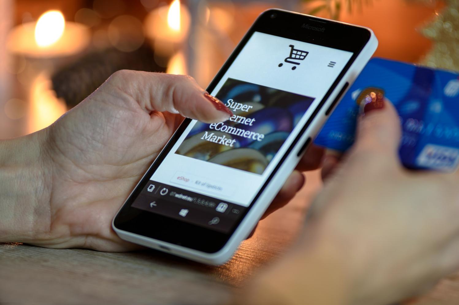 Brasileiros têm preferência por fazer compras online no período da tarde