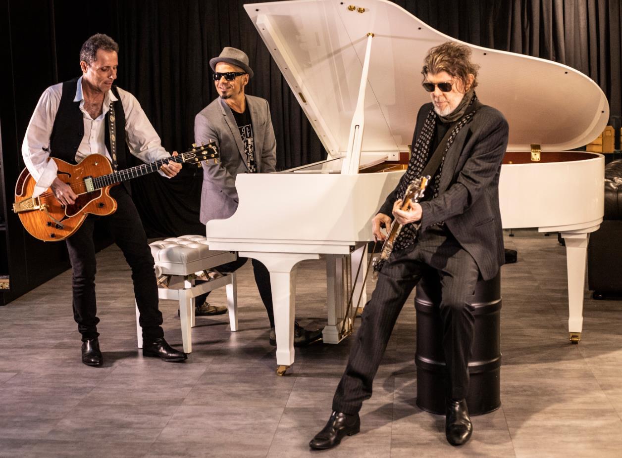 Titãs trio acústico se apresenta em Serra Negra-SP