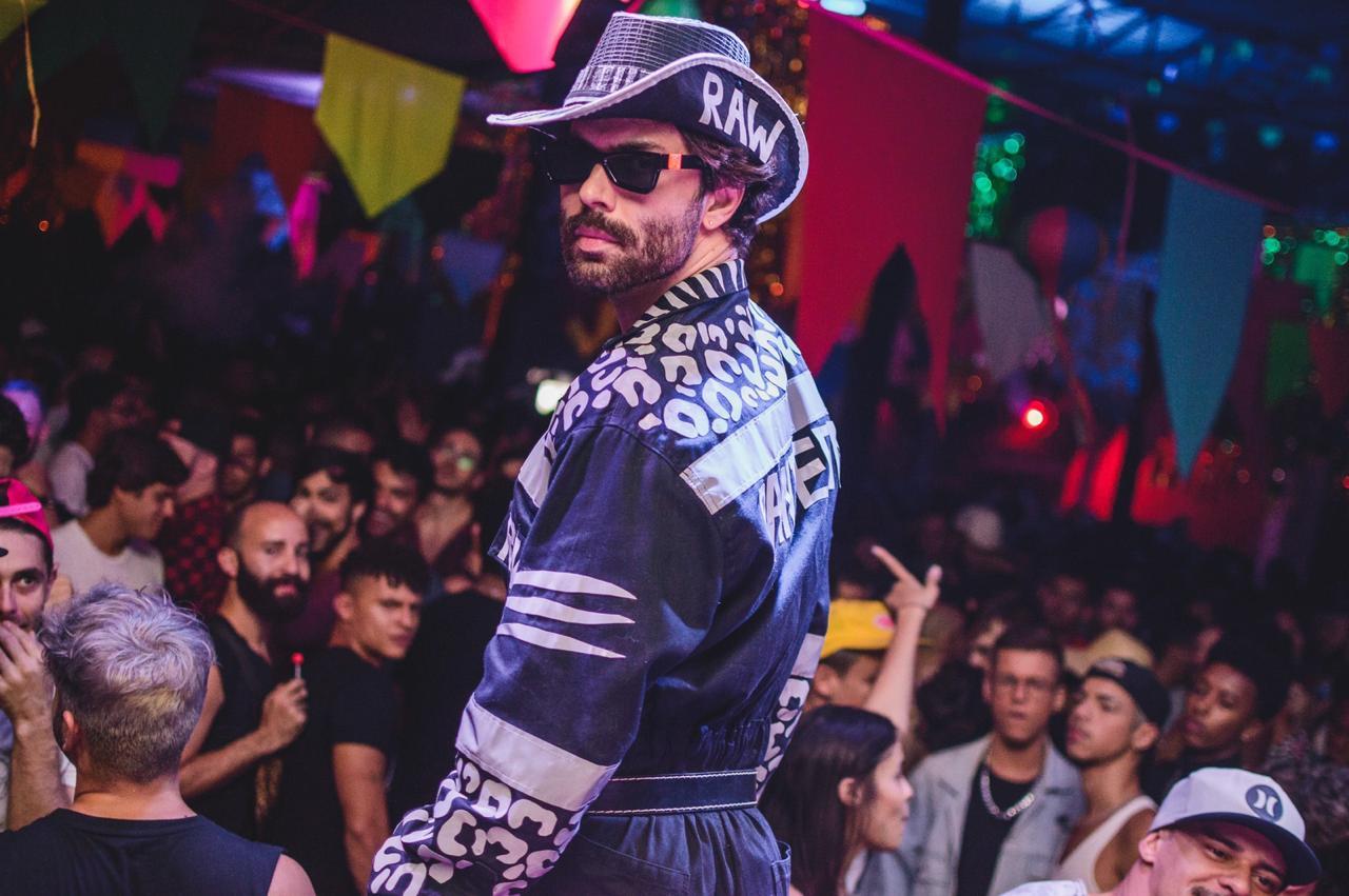 Ator Guilherme Acrízio aposta em revelação do mundo fashion para renovar o visual