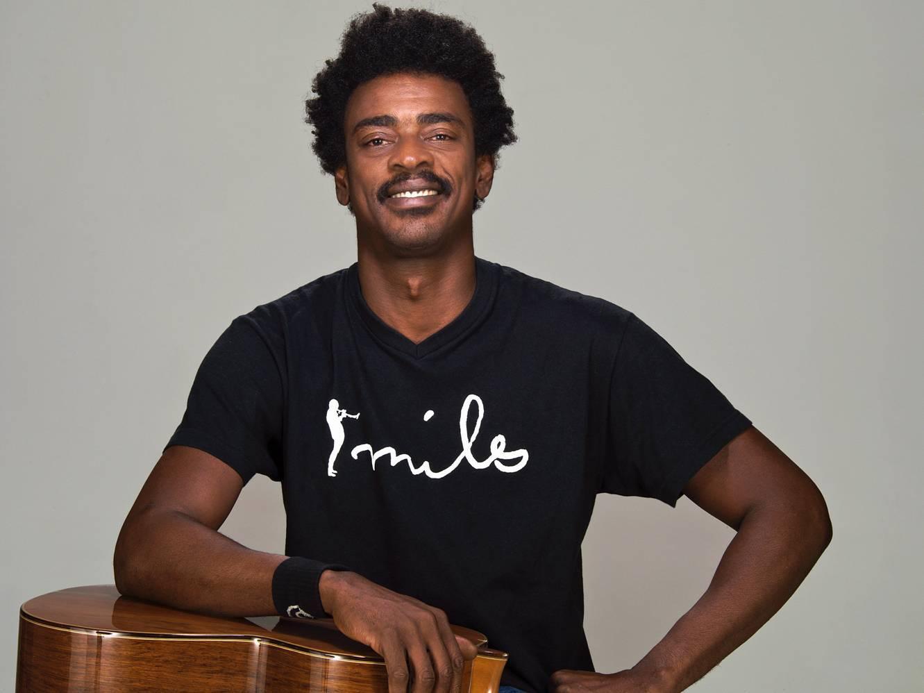 Seu Jorge apresenta turnê voz e violão em Anápolis-GO