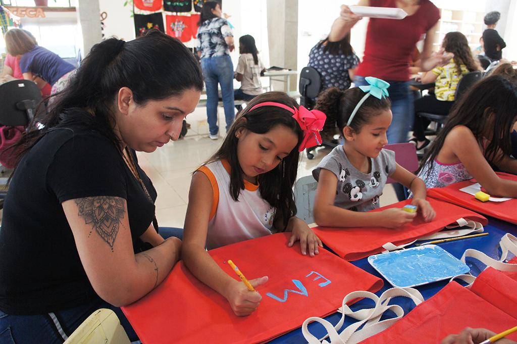 Biblioteca Pedagógica em Limeira recebe oficina de ecobag
