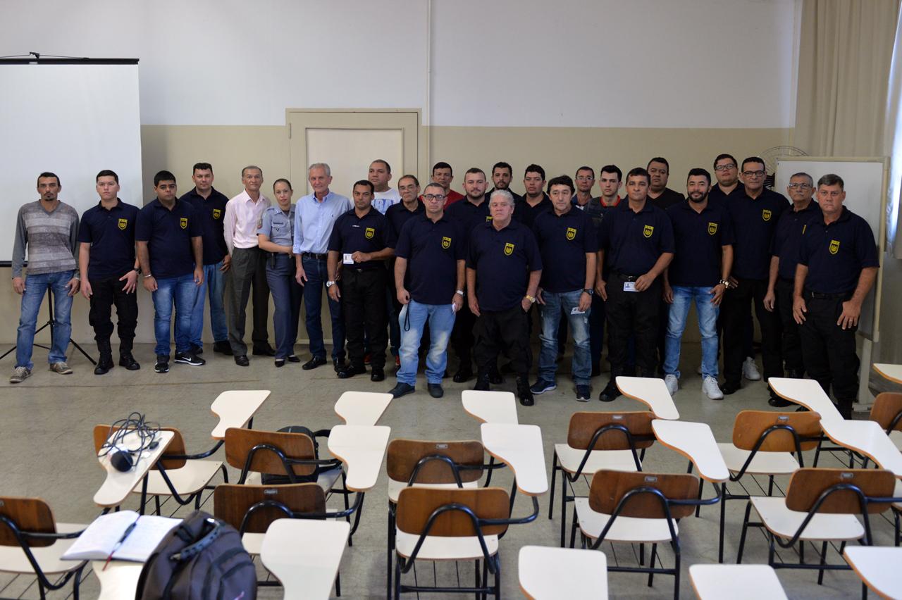 Prefeito de Limeira entrega credenciais a vigias noturnos