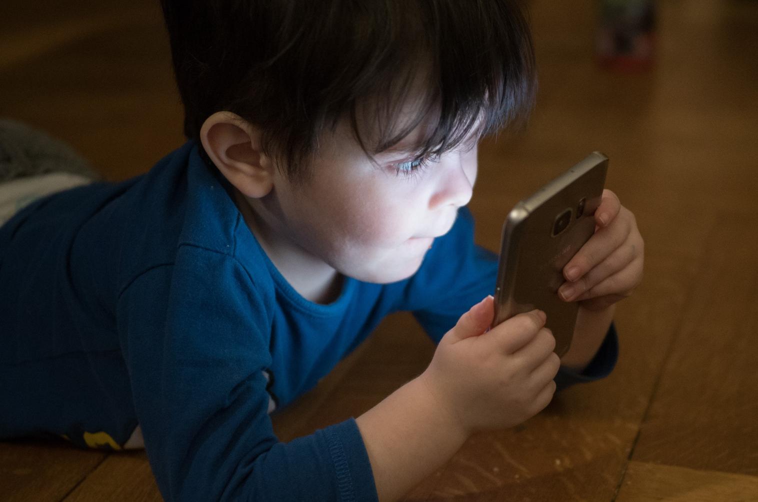 Meu filho não sai do celular, o que fazer?