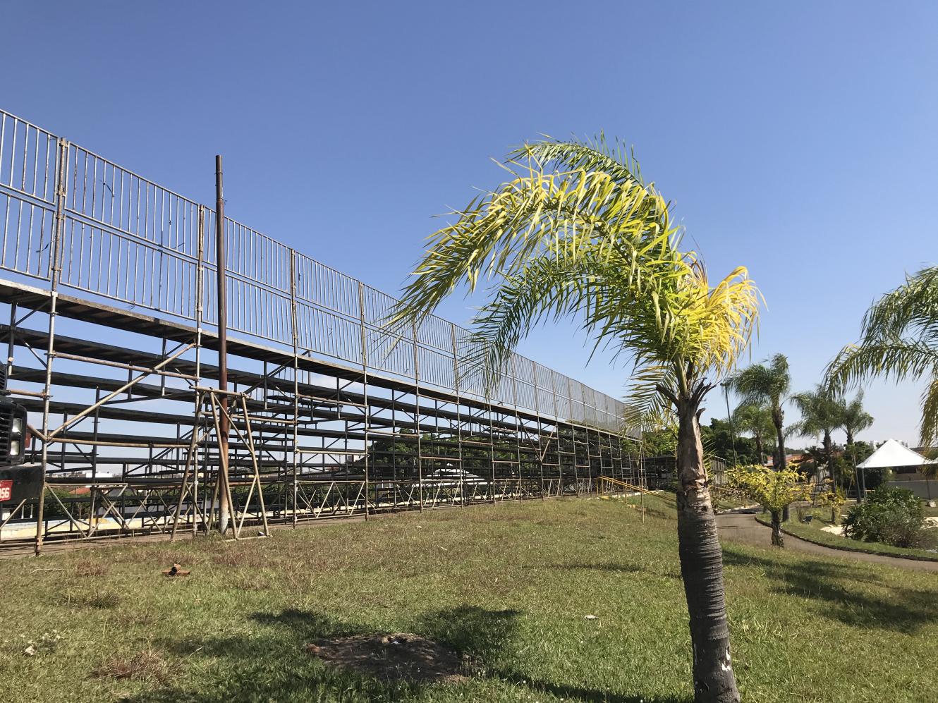 Estrutura para o Rodeio de Araras já começa chegar no Parque Ecológico e Cultural