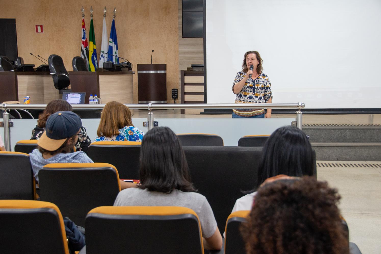 Em Limeira, Terceira Idade e Juniores têm curso de dicção e oratória