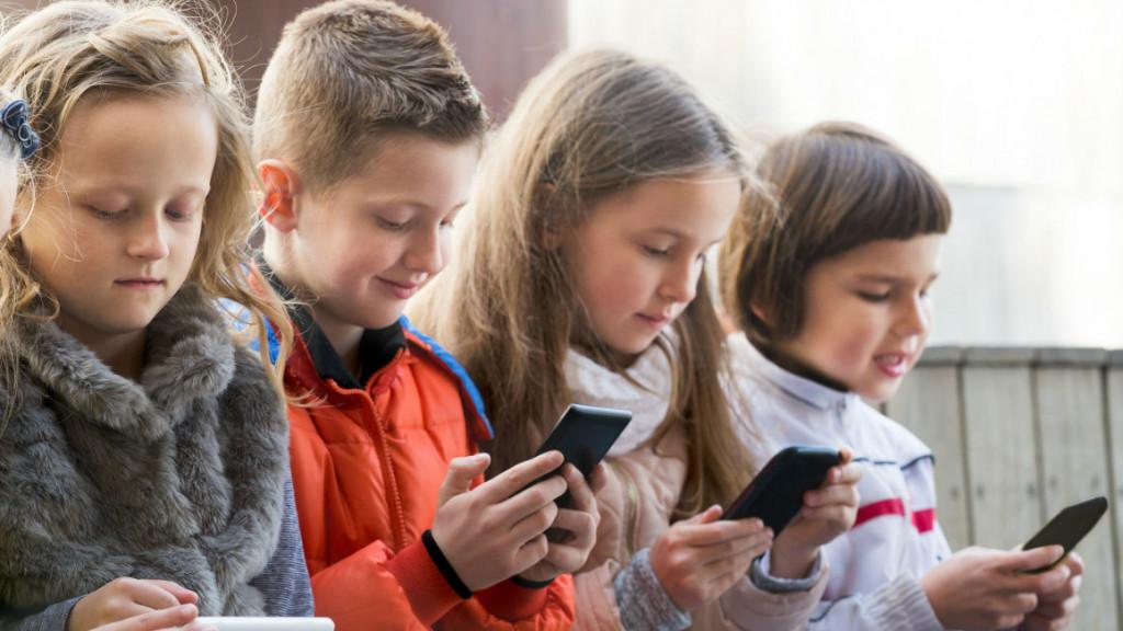 Meu filho não sai do celular, o que fazer? Especialista responde