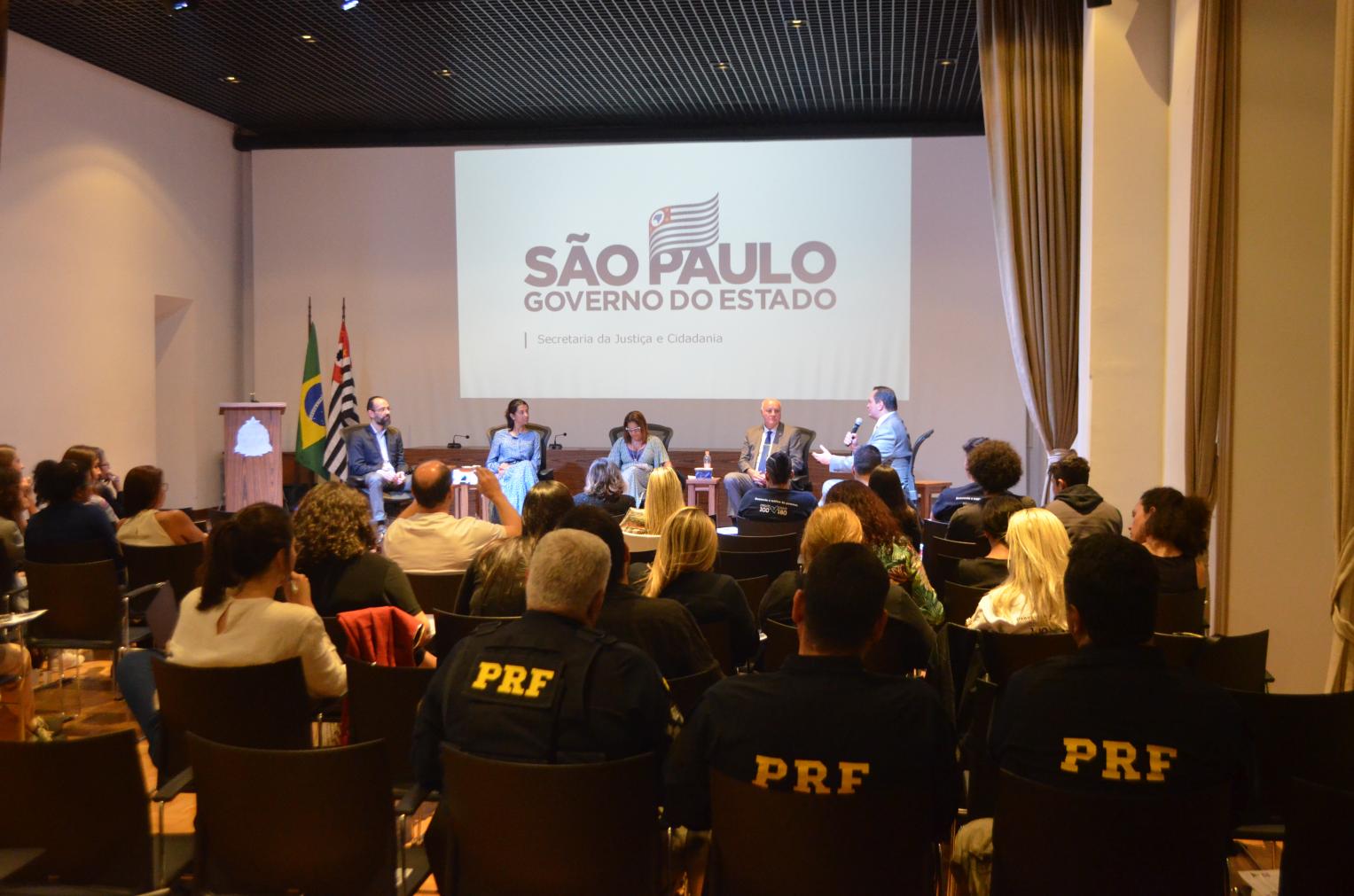 Talk show na Secretaria da Justiça e Cidadania debate formas de combater o aliciamento na web para o tráfico de pessoas