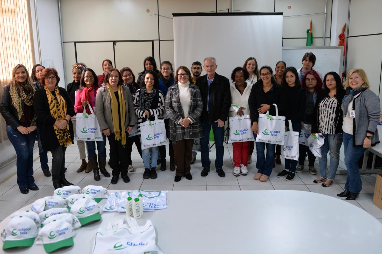 Prefeito de Limeira entrega kits do programa Criança Feliz