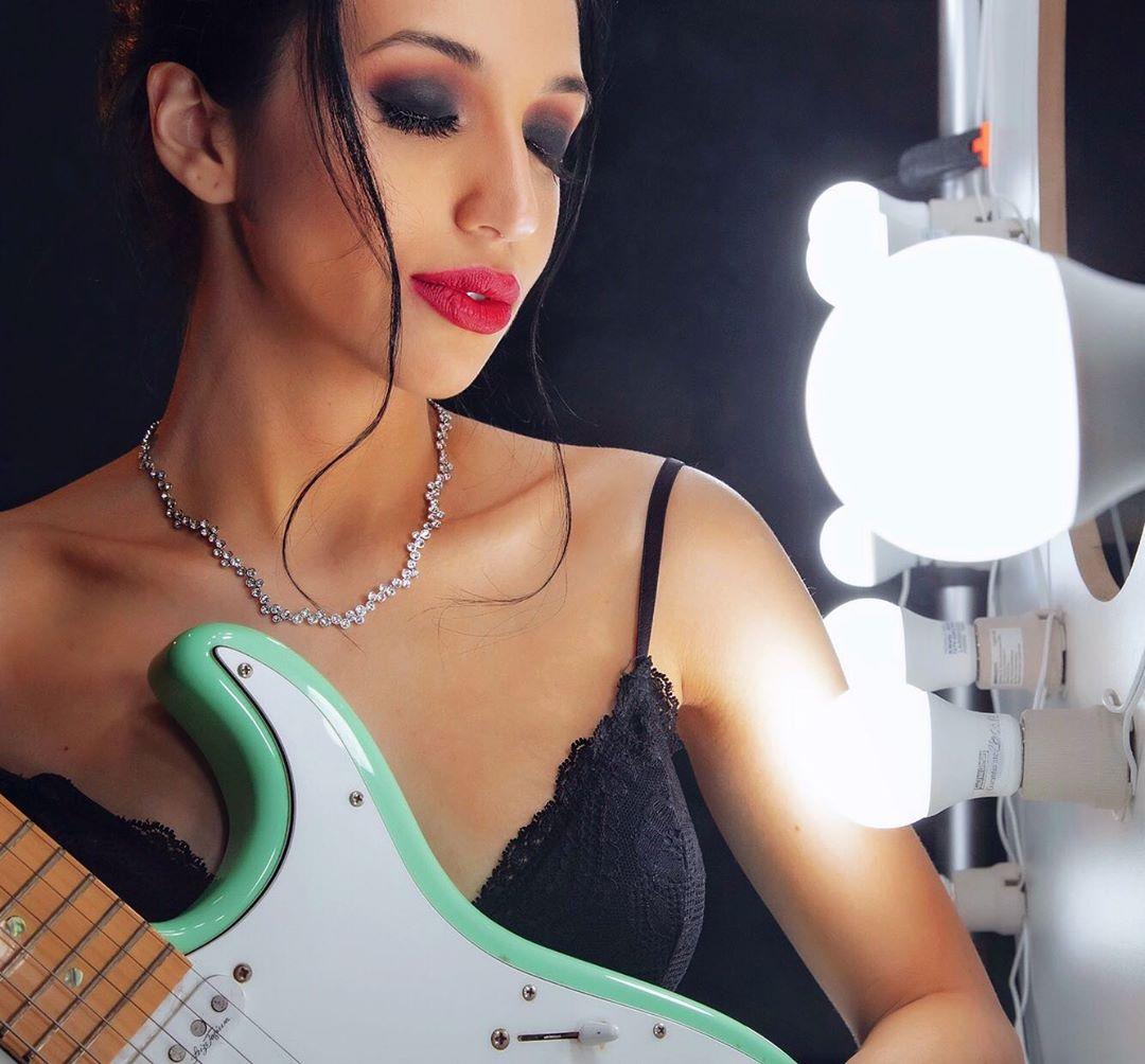 Ana Petkovic conta seus segredos para manter a rotina de estudos e a agenda de shows