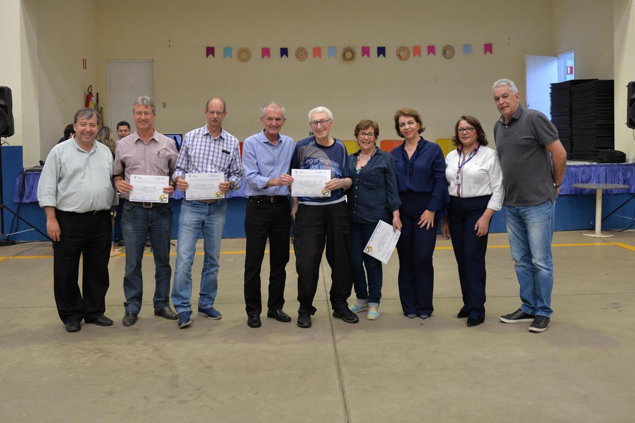 Prefeito de Limeira entrega certificado de reconhecimento para atletas do Jori  