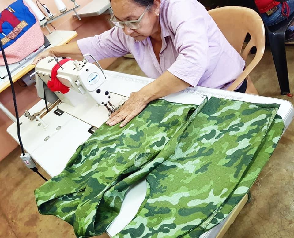 Alunos aprendem técnicas de costura e criam figurinos para eventos tradicionais da cidade