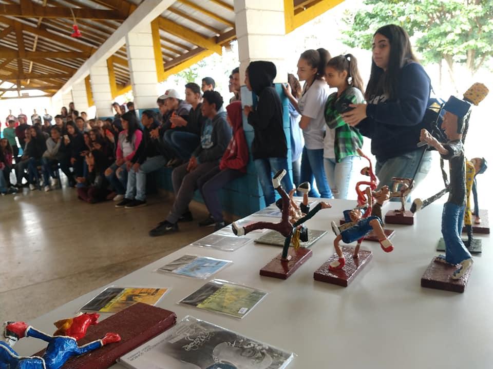 Escolas estaduais recebem oficinas de rap, dança de rua e grafite
