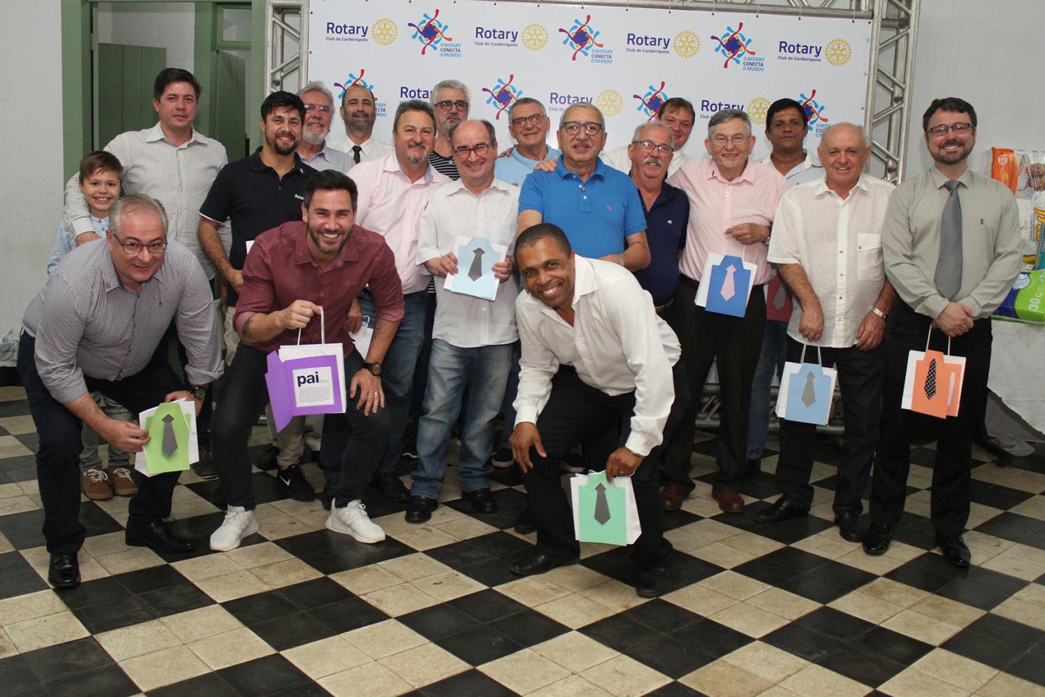 Reunião festiva do Rotary é marcada por homenagens e solidariedade