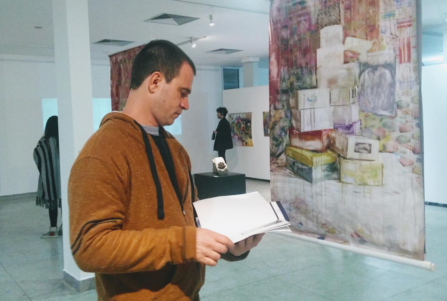 Artista plástico, que atua como professor da Secretaria de Cultura, é selecionado para Salão de Arte Contemporânea