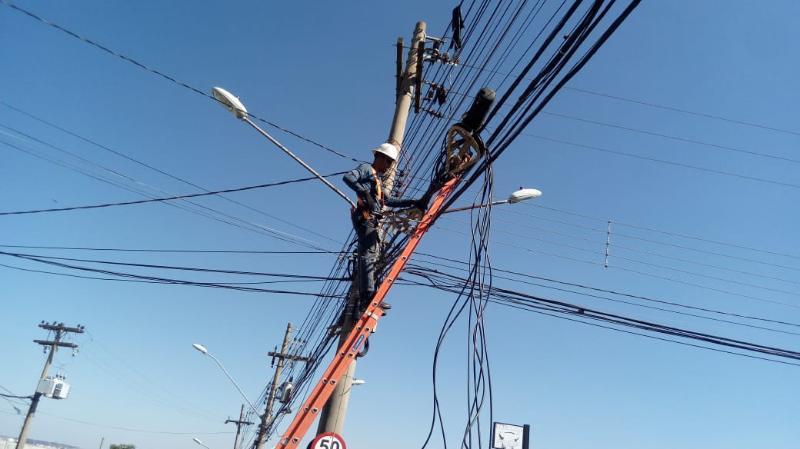 Ação para organizar fios e cabos de telecomunicações reduz poluição visual