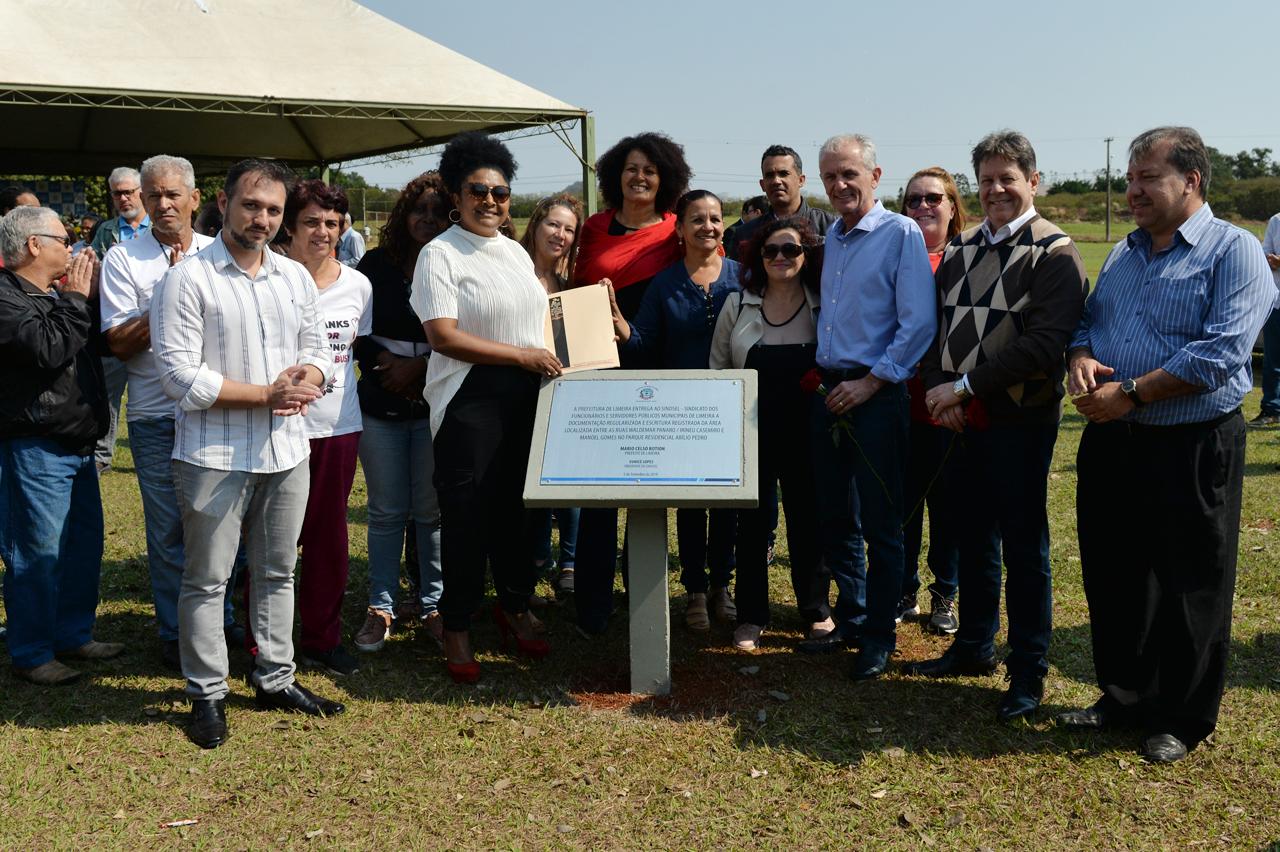 Prefeito de Limeira entrega documentação de área ao Sindsel