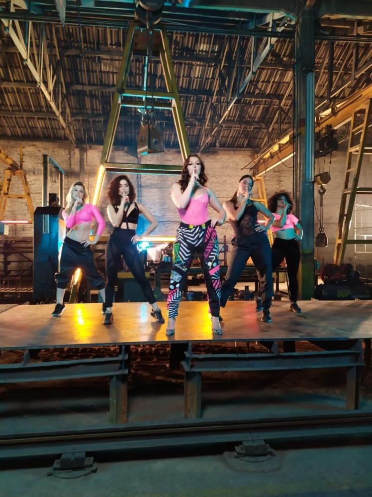 Tainá Grando faz artista norte-americana se jogar no funk em novo clipe da Kondzilla