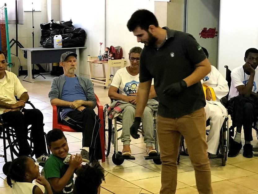 AINDA comemora Dia Nacional da Luta da Pessoa com Deficiência com preparo de hambúrguer
