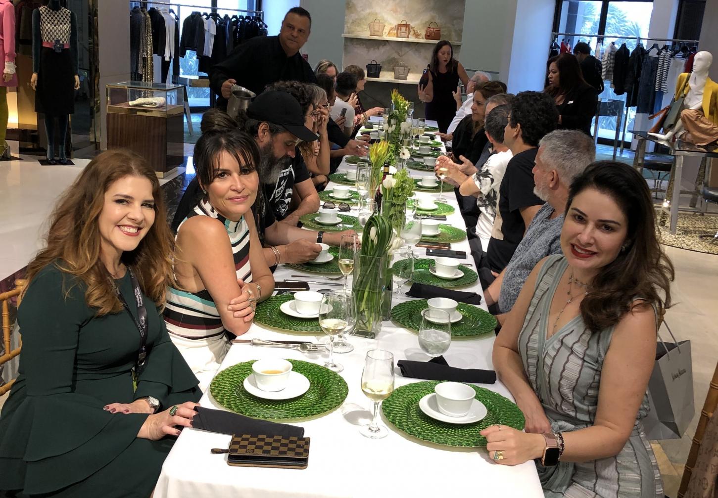 Malu Mader, Dira Paes e Dra Katia Volpe posam em confraternização em Miami