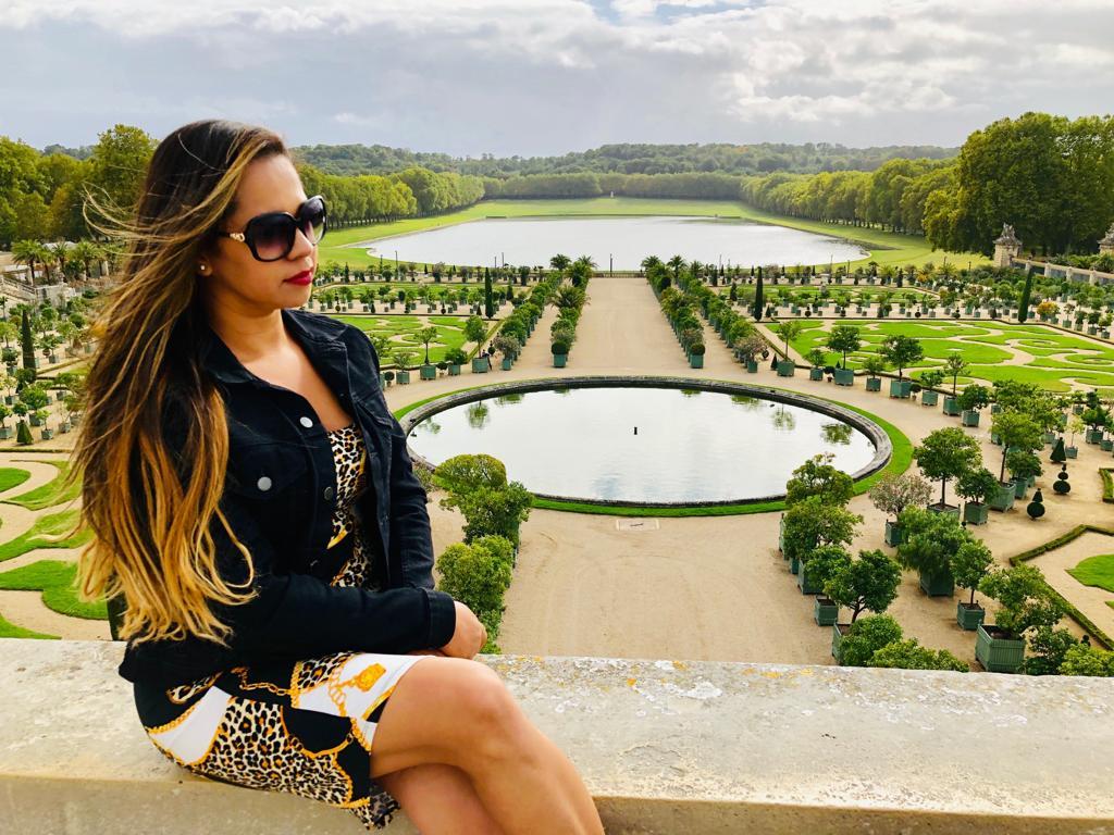 Empresária Marcília Luzbet festeja aniversário com viagem a Paris