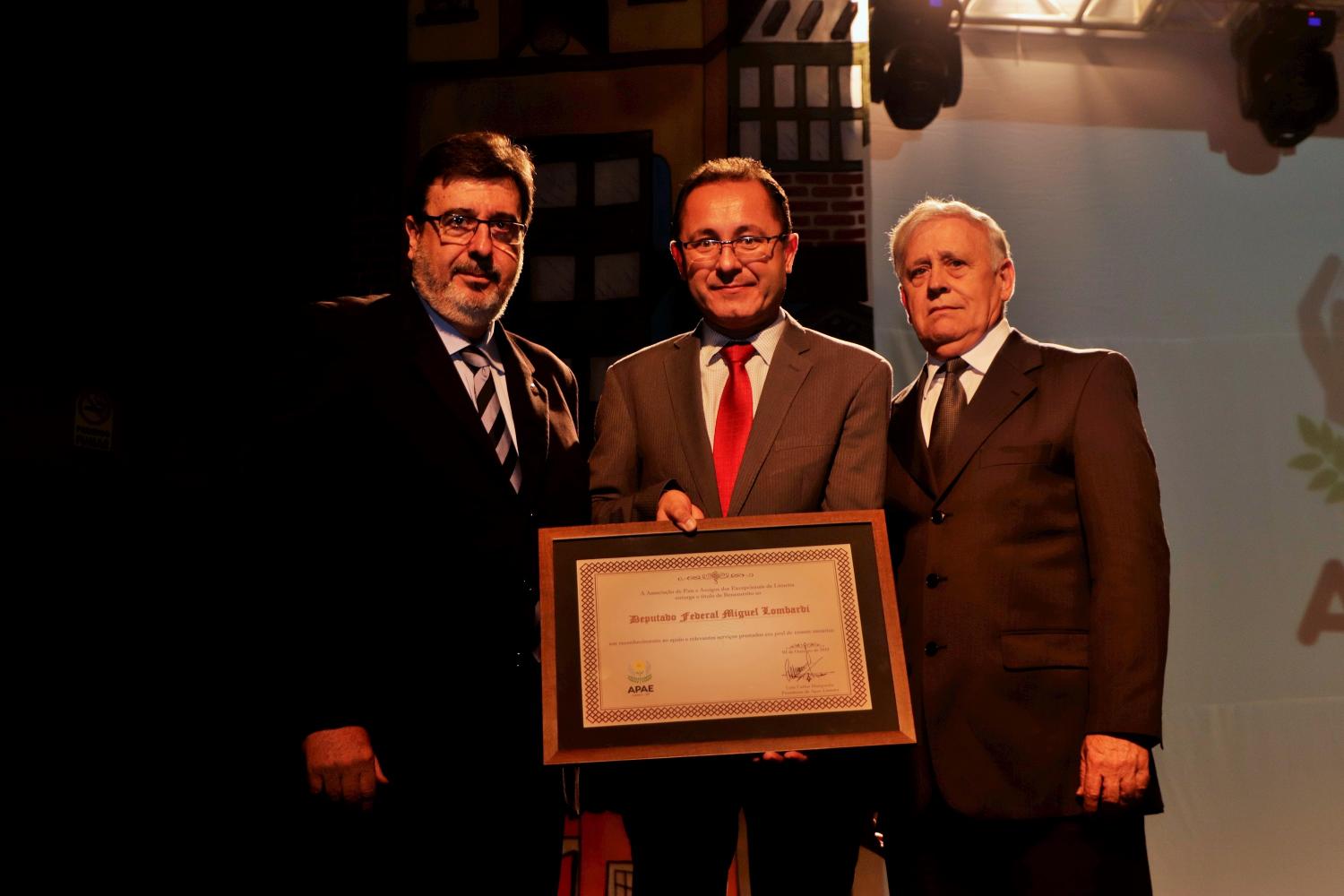 Apae Limeira homenageia empresas da cidade