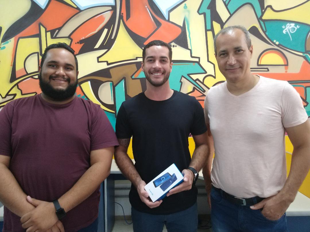 573 bolinhas na caixa de vidro do ISCA Faculdades