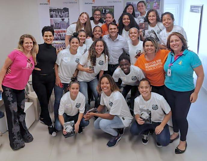 Petkovic conversa com alunas de projetos sociais e fala sobre motivação