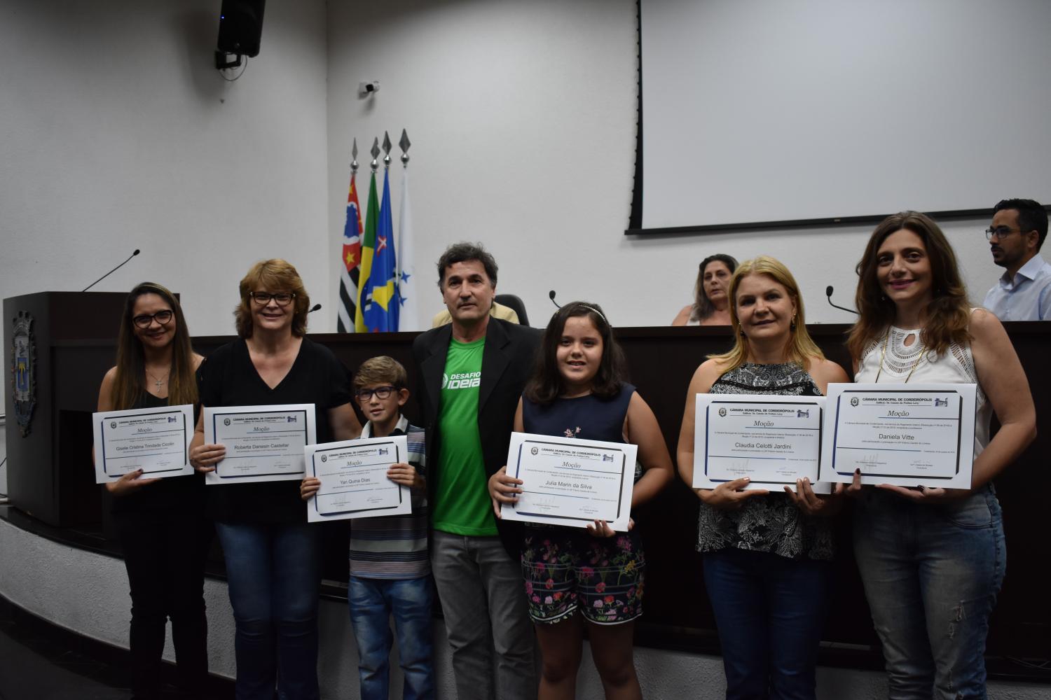 Professoras, diretoras e alunos recebem Moção durante Sessão em Cordeirópolis