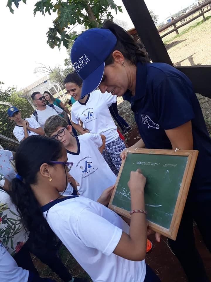 Alunos da rede municipal visitam centro de equoterapia no bairro de Cascalho