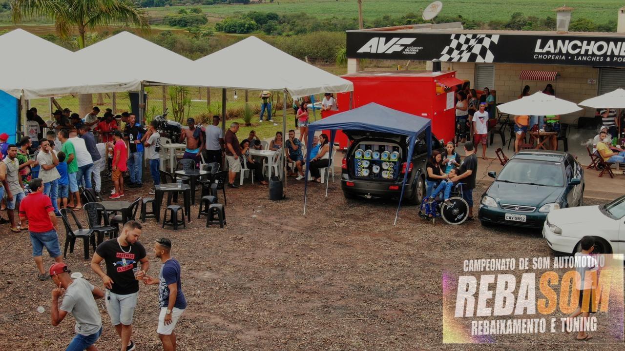 Campeonato de carros rebaixados é novidade no encontro de som