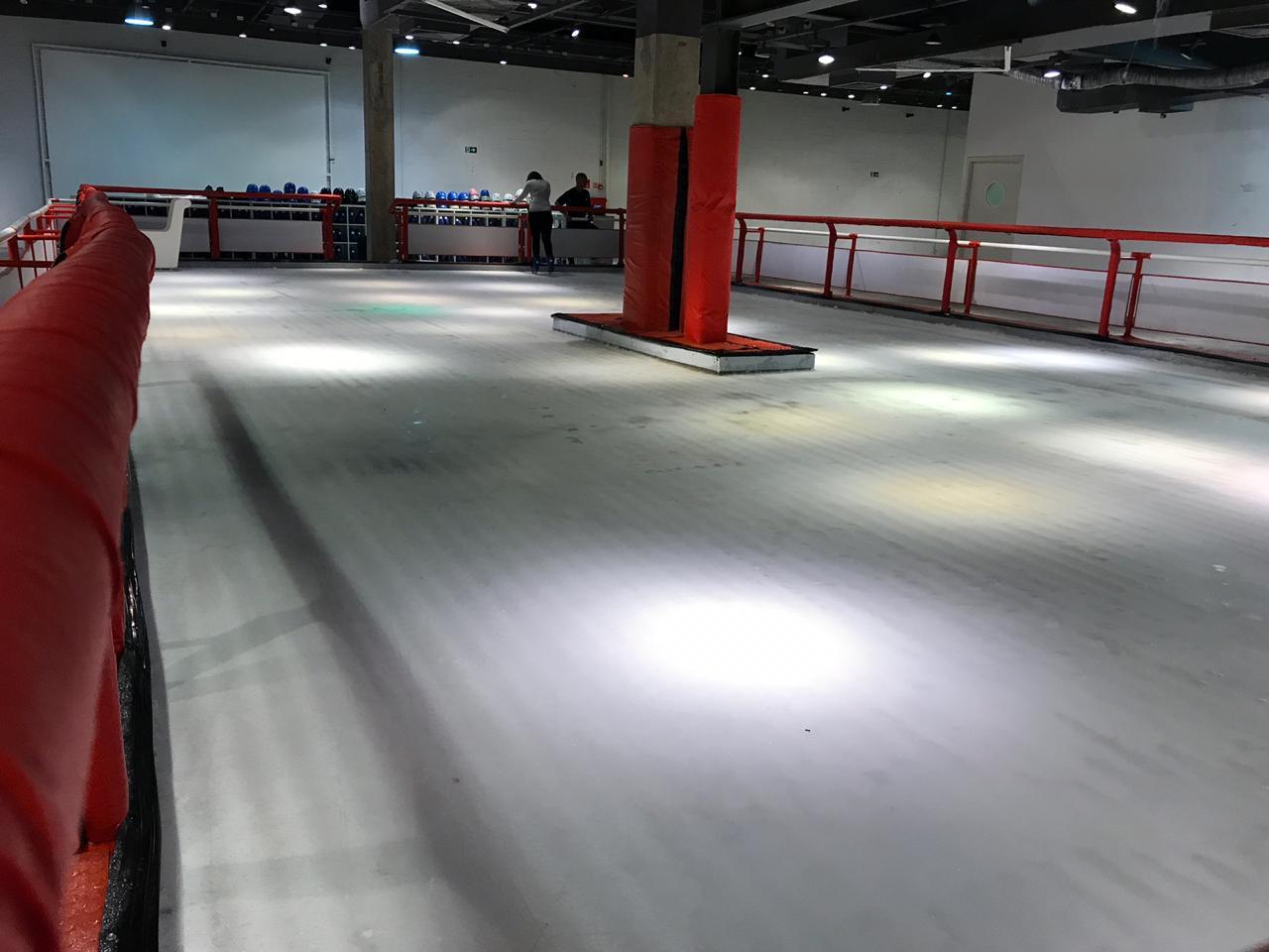 Pista de patinação do gelo é atração do Limeira Shopping
