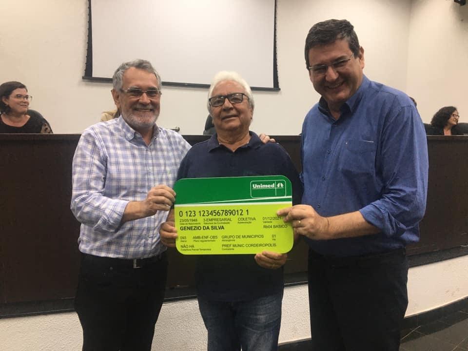 Prefeitura de Cordeirópolis entrega as carteirinhas do plano de saúde aos servidores públicos