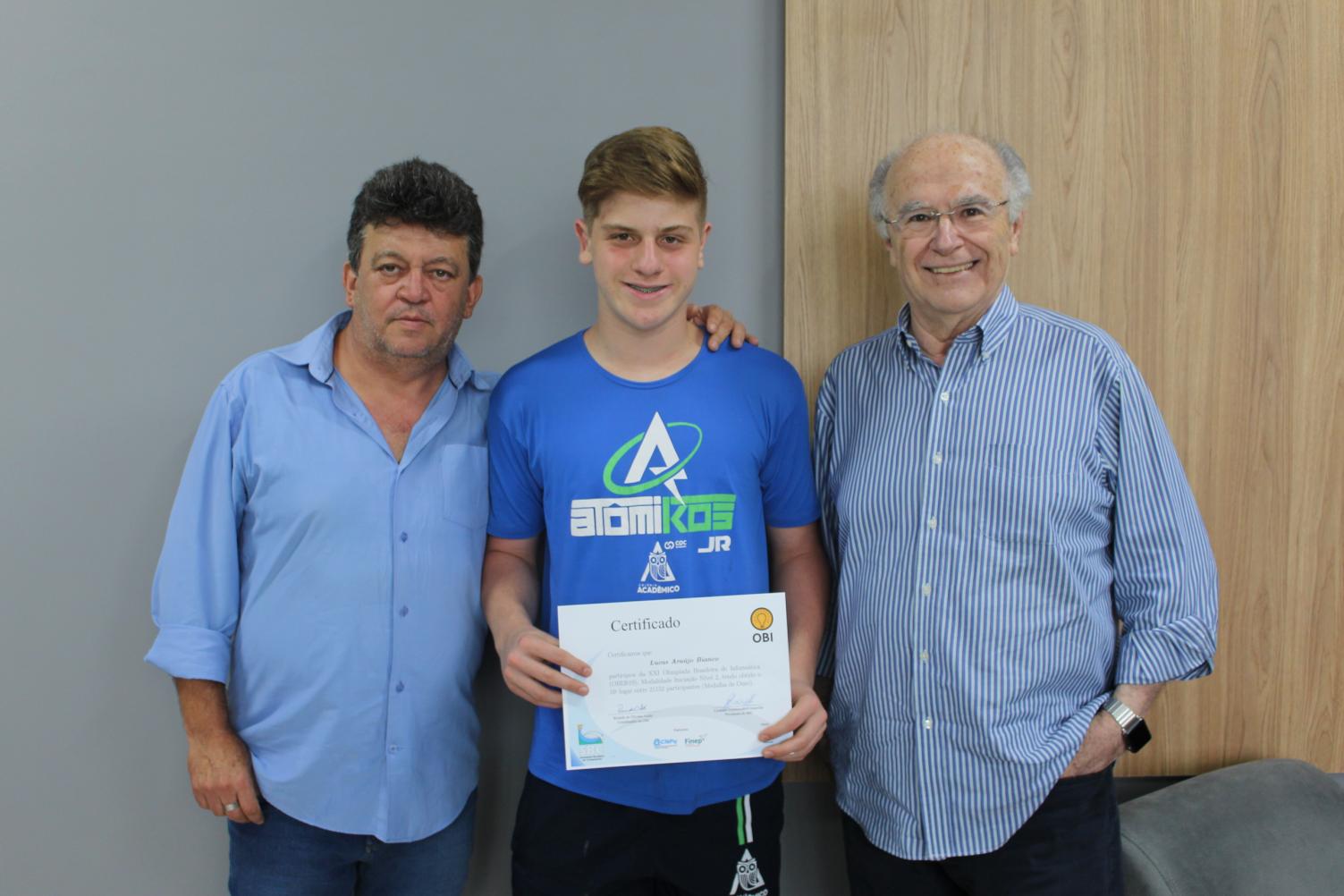 Aluno do Acadêmico ganha ouro e está entre os melhores do Brasil na OBI