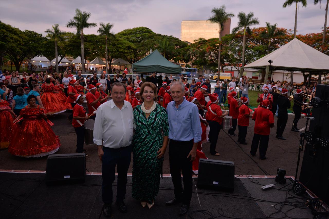 Mercado de Natal atrai 5 mil pessoas e garante renda extra a entidades