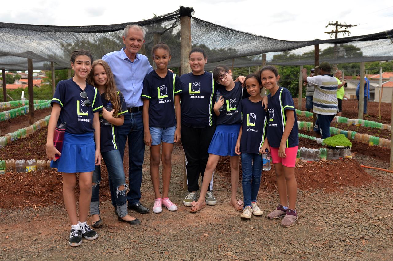 Prefeito de Limeira inaugura horta comunitária no Olga Veroni