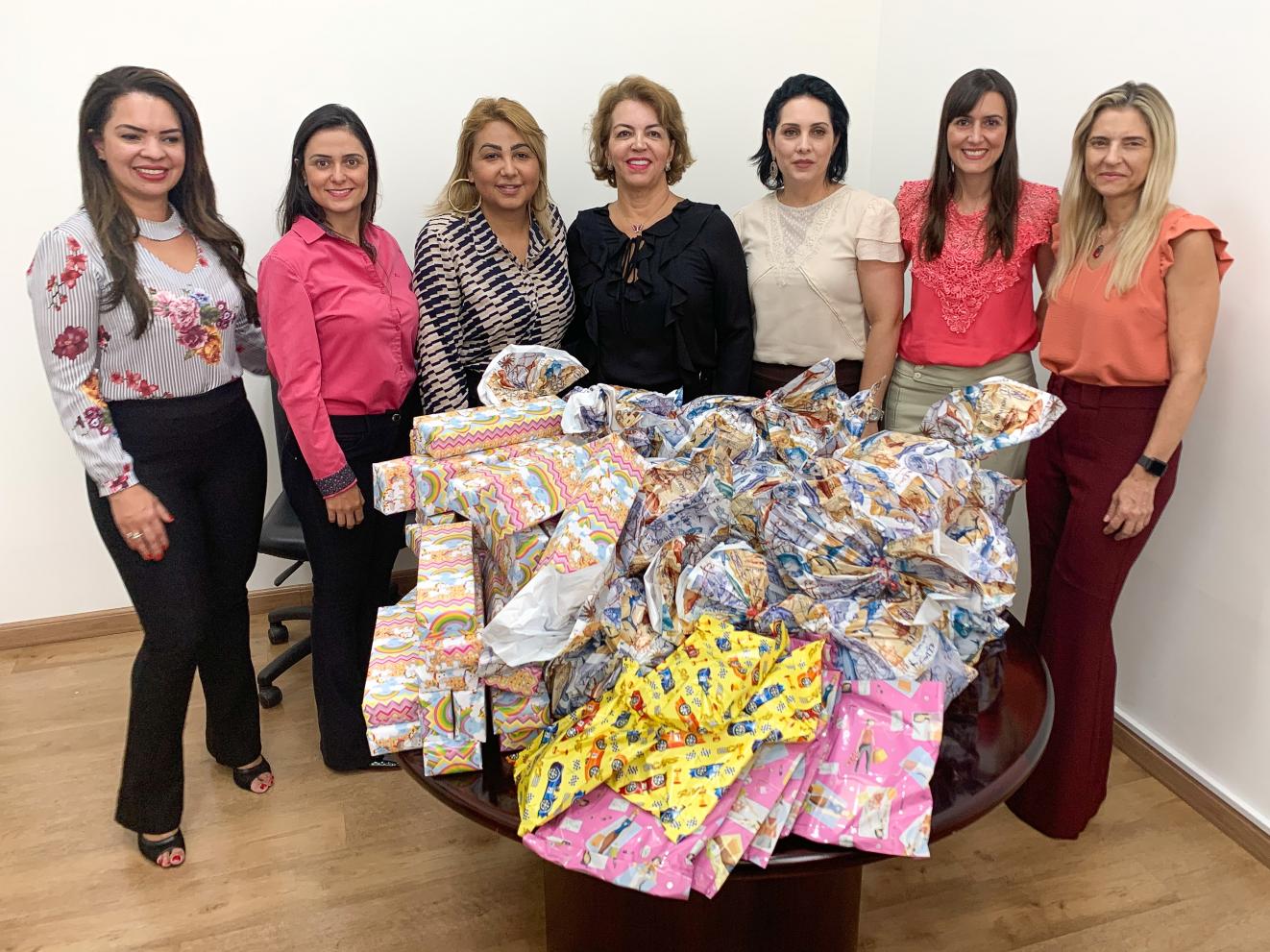 Funcionárias do Santander em Limeira fazem doação de brinquedos
