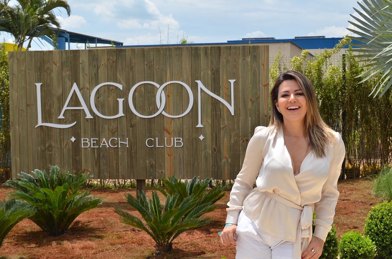 Ex Panicat Tânia Oliveira prestigia inauguração do Lagoon Beach Club, novo espaço do Parque Aquático Wet'n Wild
