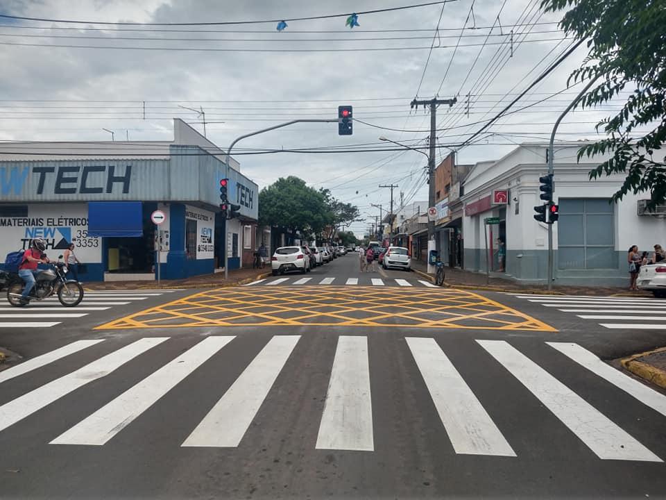 Ruas do Centro de Cordeirópolis recebem manutenção na sinalização de trânsito