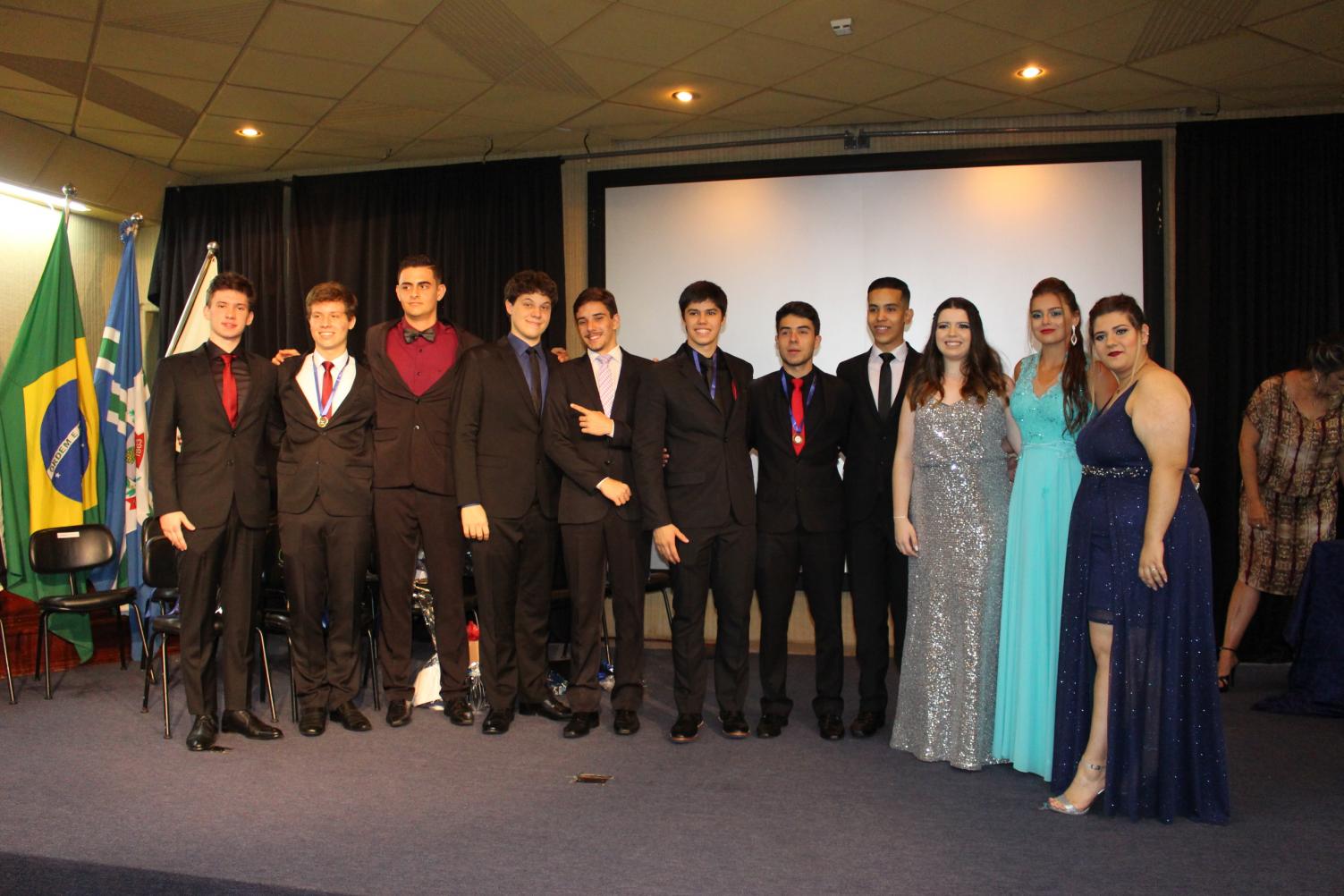 Formatura do 3º ano do Acadêmico emociona os pais