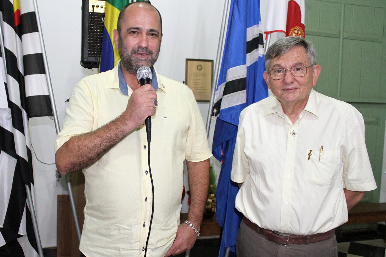 Rotary faz doação e apresenta novos membros em reunião festiva de Natal