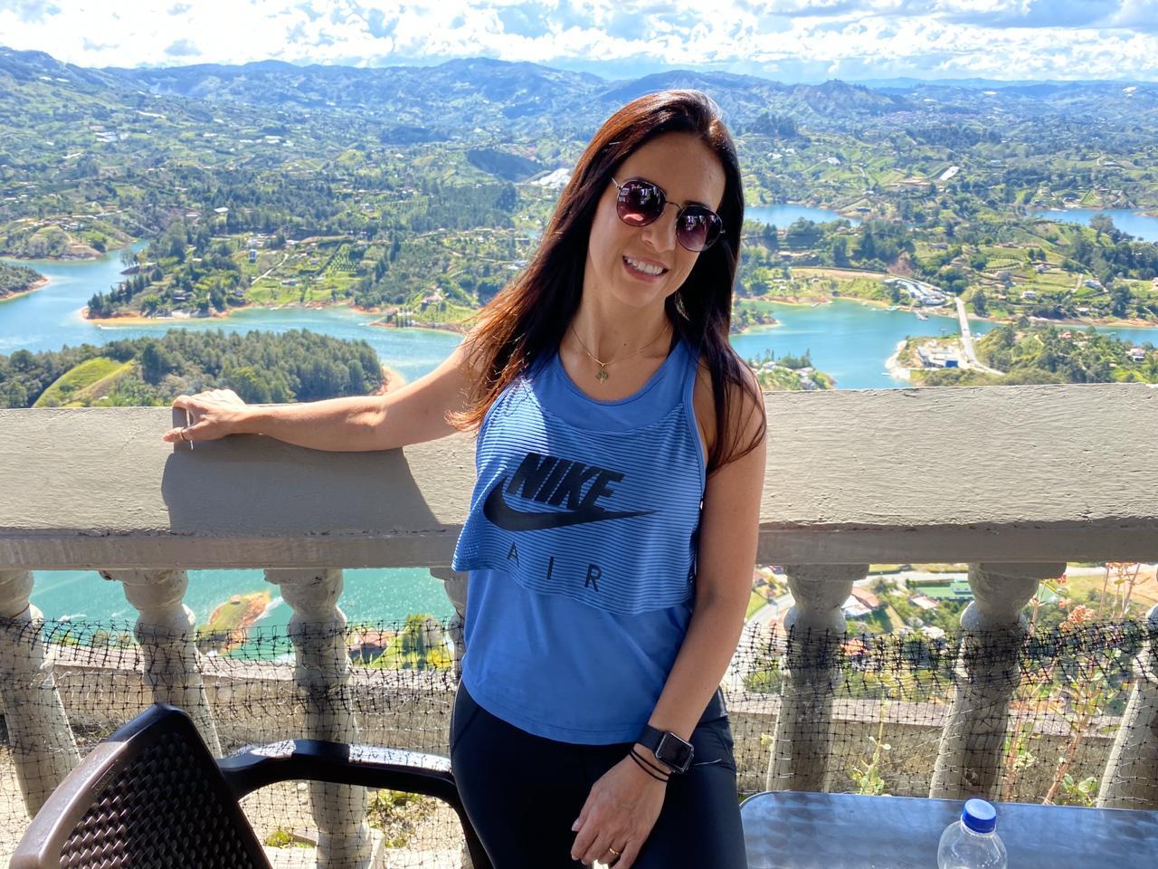 Digital influencer Barbara Figuccio visita Piedra del Peñol em Antioquia na Colômbia