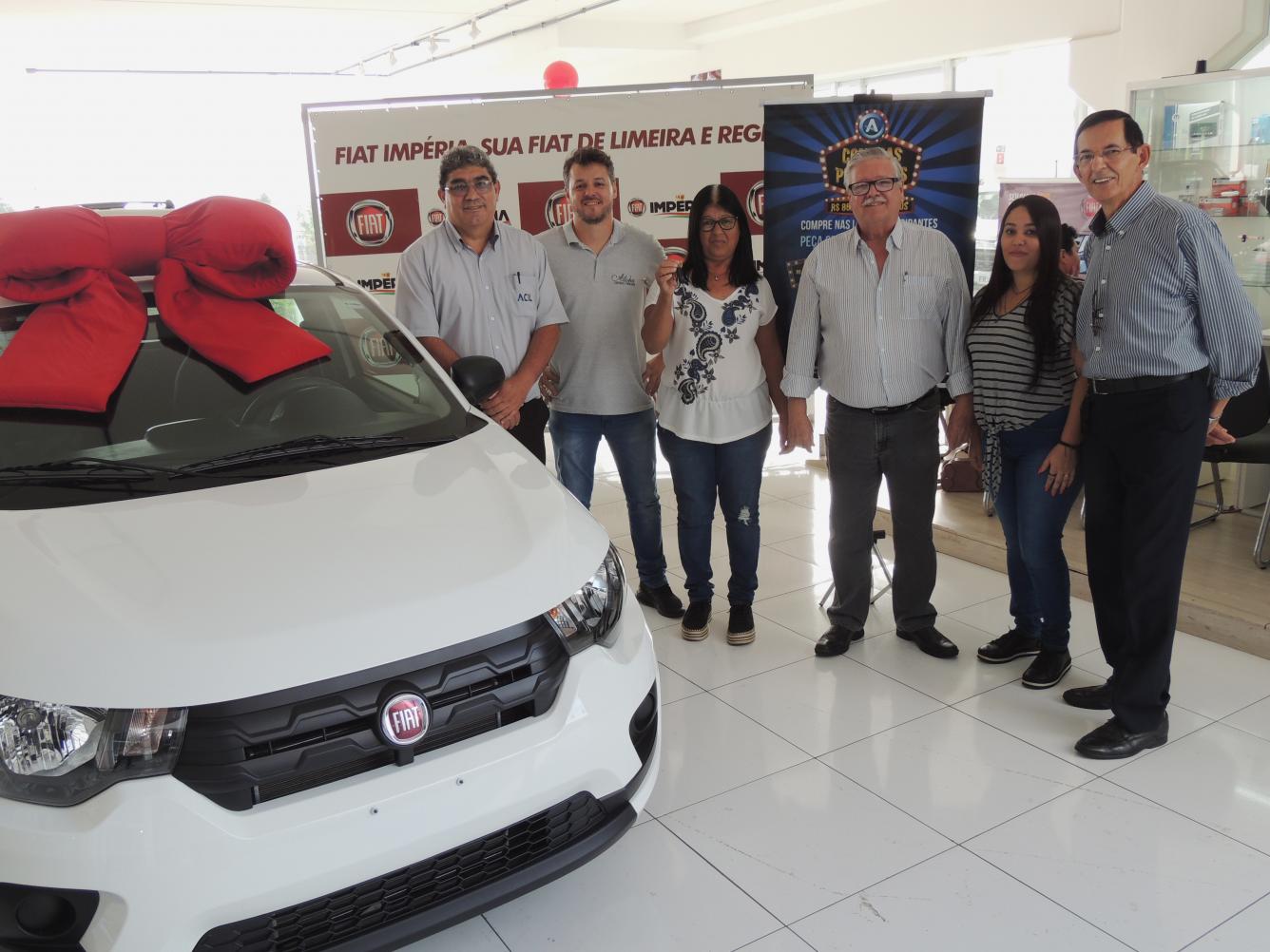 ACIL entrega Fiat Mobi Zero Km para consumidora limeirense