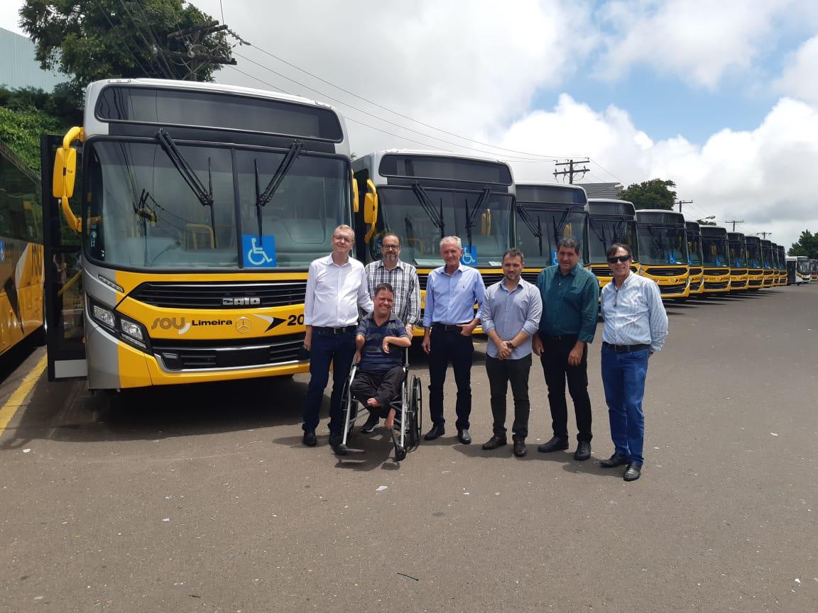 Prefeito de Limeira acompanha visita em fabricante de novos ônibus