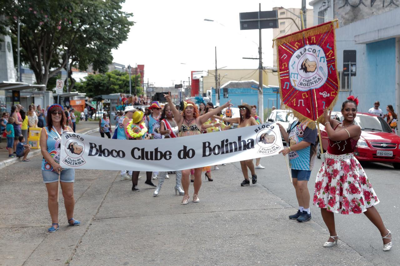Com participação de Ex Boletes, saudoso apresentador Edson Cury ganha desfile do Bloco Clube do Bolinha em SP
