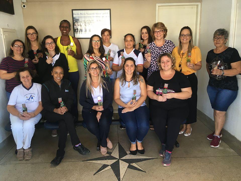 Entrega de flores para servidoras públicas marca início do Mês da Mulher