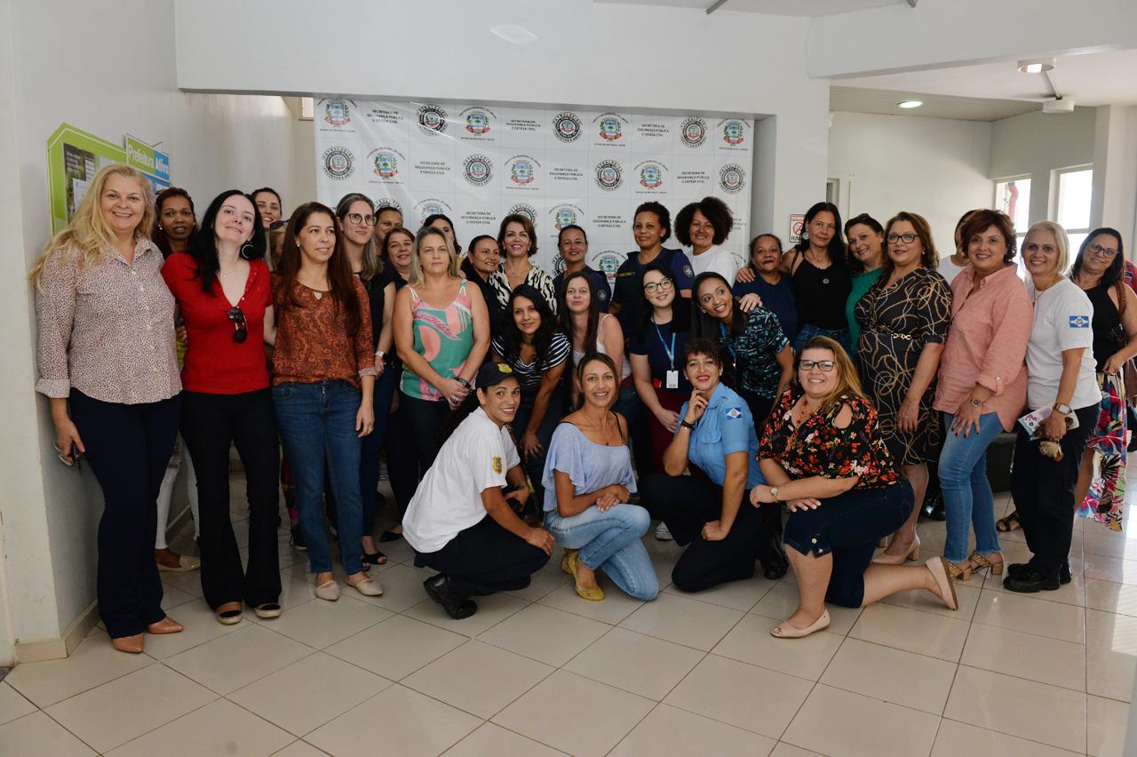 Secretaria de Segurança de Limeira presta homenagem a servidoras
