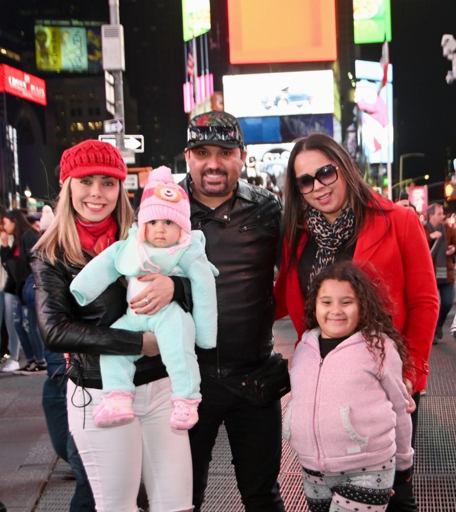 Marcilia Luzbet leva cantor Edson e família para passear no Central Park em NY