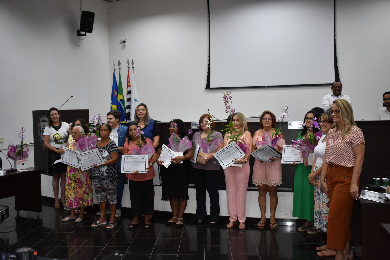 Vereadora Sandra Santos faz entrega de Moção pelo Dia Internacional das Mulheres